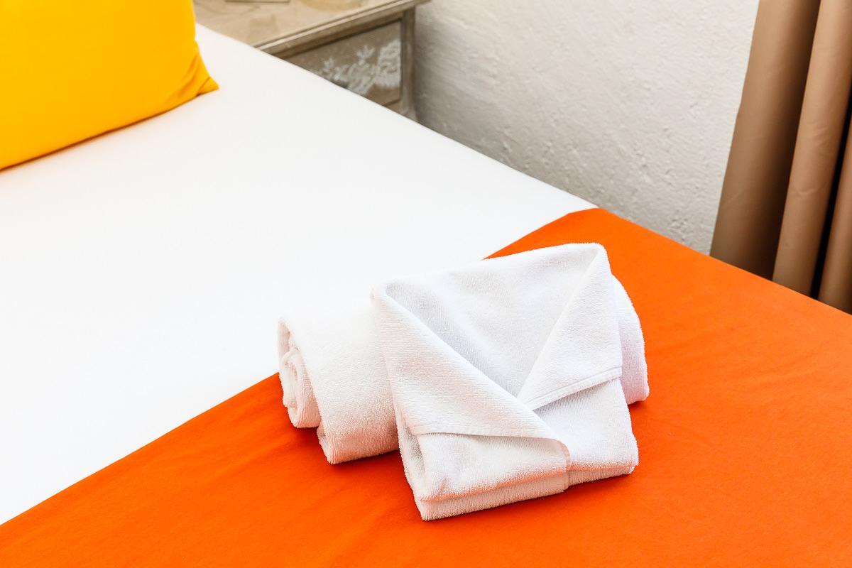Hotel Les Liserons De Мужен Екстериор снимка