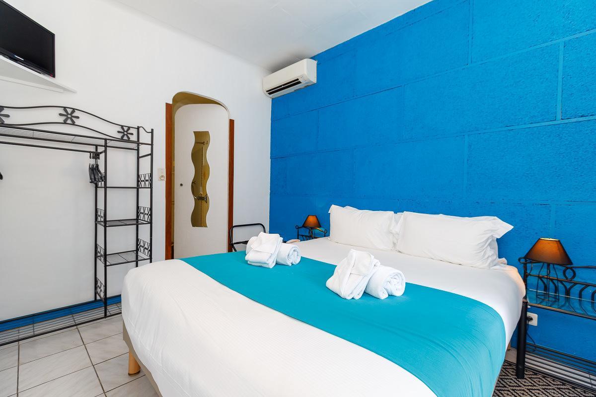 Hotel Les Liserons De Мужен Екстериор снимка